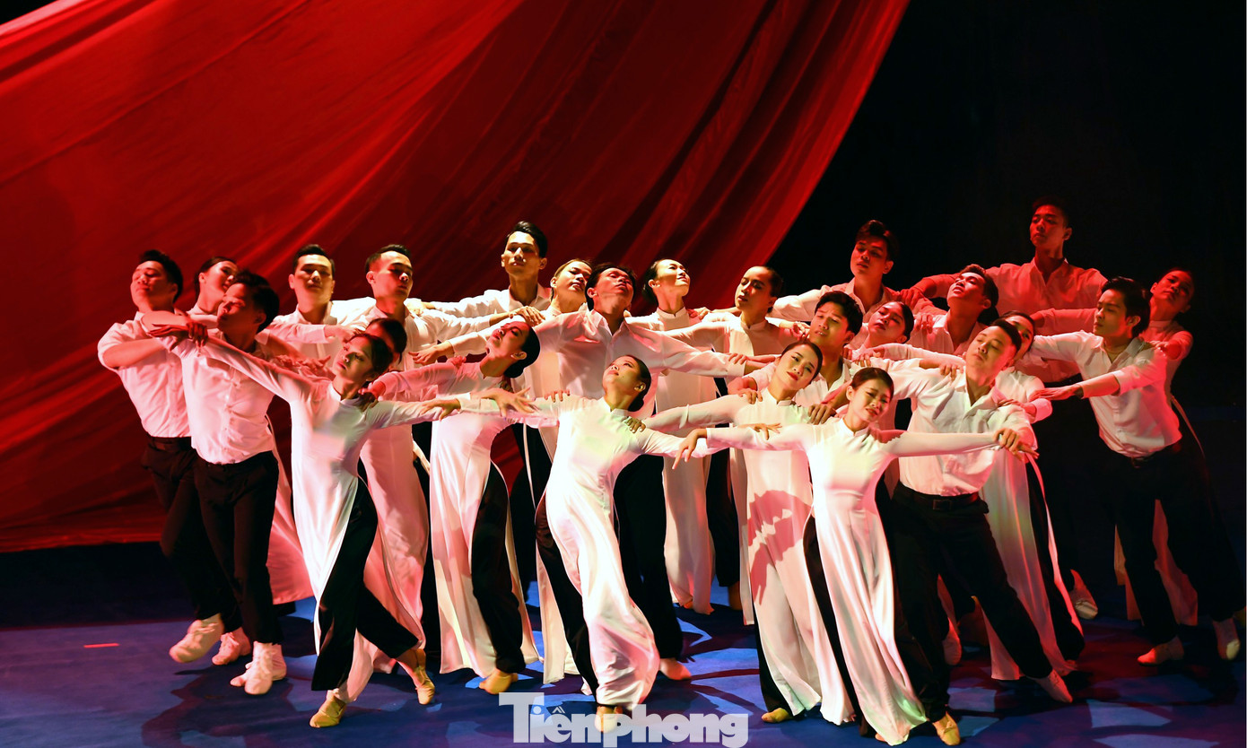 Chương trình nghệ thuật gồm 3 chương: Tự hào, Bản sắc và Khát vọng.