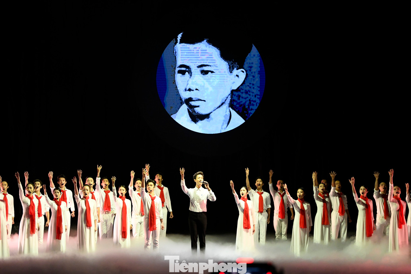 Chương 1 với chủ đề "Tự hào" - Bản hùng ca tái hiện lịch sử hào hùng của những phong trào sinh viên yêu nước quyết tâm xếp bút nghiên lên đường chiến đấu “quyết tử cho tổ quốc quyết sinh”.