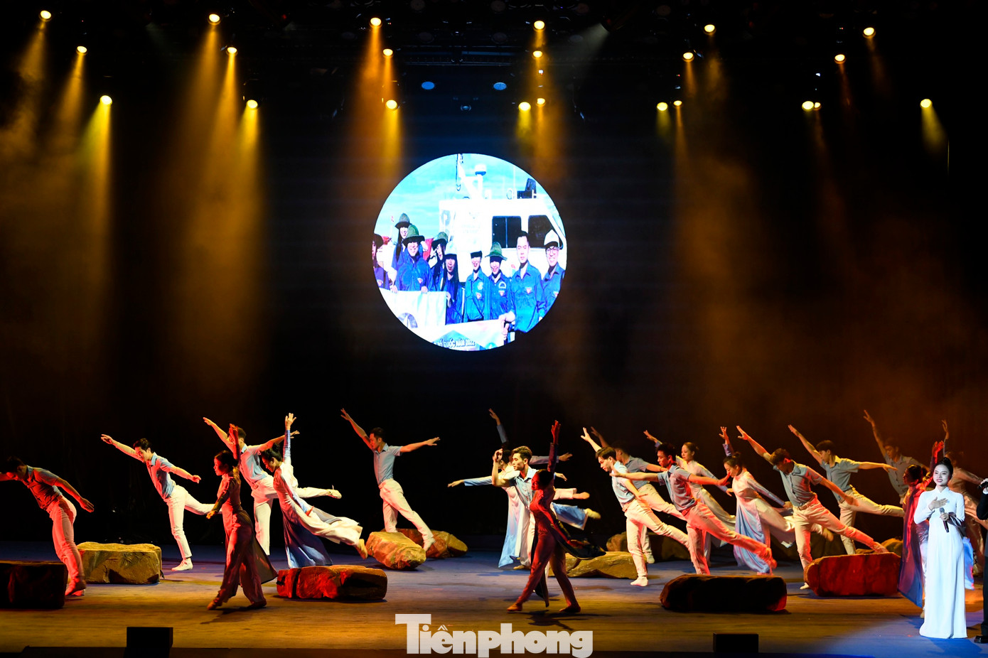 Chương 2 với chủ đề "Bản sắc" - Truyền tải thông điệp về một thế hệ sinh viên mới, giữ gìn bản sắc dân tộc bằng việc xây dựng tác phong, lối sống chuẩn mực tạo nên “bản sắc” của mỗi sinh viên Việt Nam trong thời đại mới.