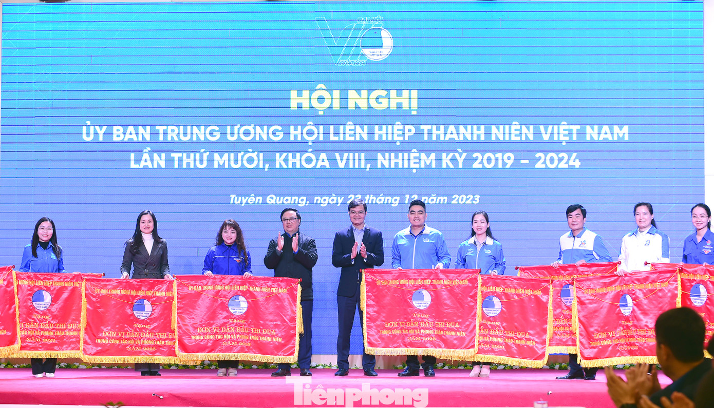 Bí thư thứ nhất T.Ư Đoàn Bùi Quang Huy và Chủ tịch danh dự Hội Doanh nhân trẻ Việt Nam Hoàng Bình Quân trao cờ thi đua các đơn vị có thành tích xuất sắc năm 2023. Ảnh: Xuân Tùng Bí thư thứ nhất T.Ư Đoàn Bùi Quang Huy và Chủ tịch danh dự Hội Doanh nhân trẻ Việt Nam Hoàng Bình Quân trao cờ thi đua các đơn vị có thành tích xuất sắc năm 2023. Ảnh: Xuân Tùng