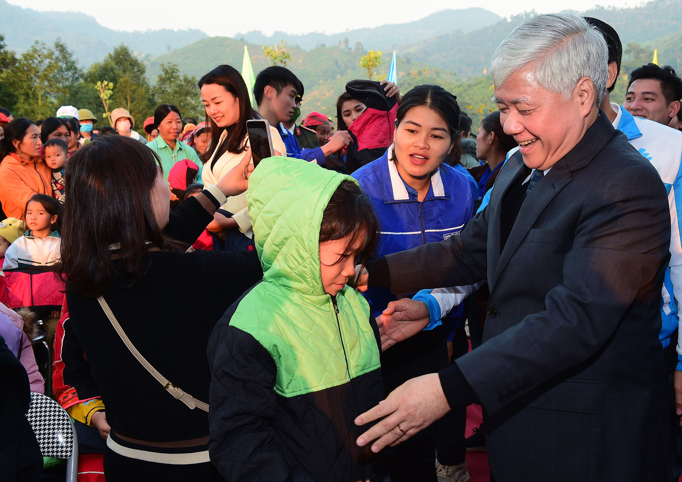 Các đại biểu trao tặng áo ấm các em nhỏ đồng bào dân tộc Pà Thẻn. Ảnh: Xuân Tùng Các đại biểu trao tặng áo ấm các em nhỏ đồng bào dân tộc Pà Thẻn. Ảnh: Xuân Tùng