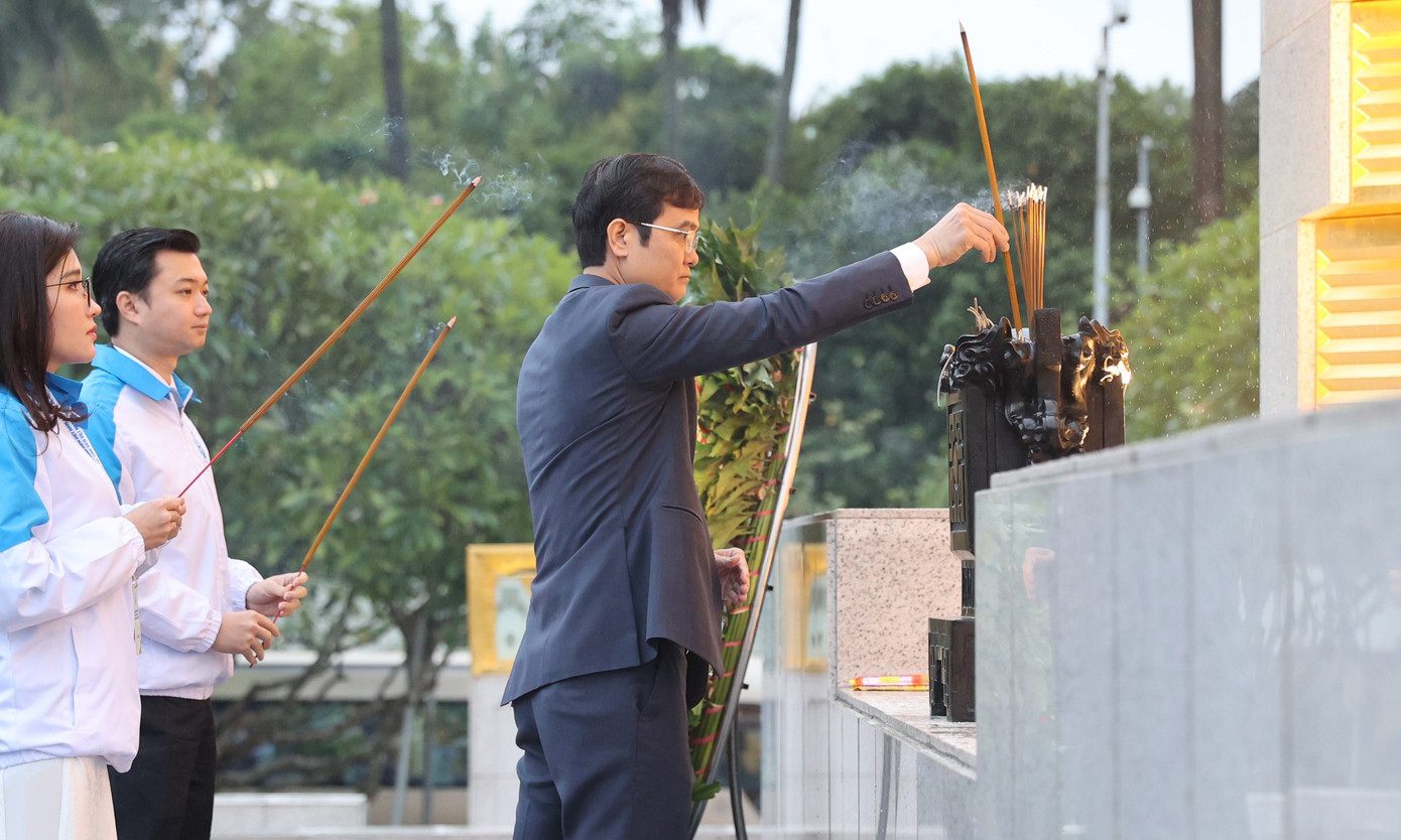 Trước đó, trong sáng nay, anh Bùi Quang Huy - Bí thư thứ nhất T.Ư Đoàn, anh Nguyễn Minh Triết - Bí thư T.Ư Đoàn, Chủ tịch T.Ư Hội Sinh viên Việt Nam khóa X, cùng đại diện đoàn đại biểu dự Đại hội dâng hương tưởng niệm tại tượng đài Bắc Sơn (Hà Nội). Ảnh: Trọng Tài