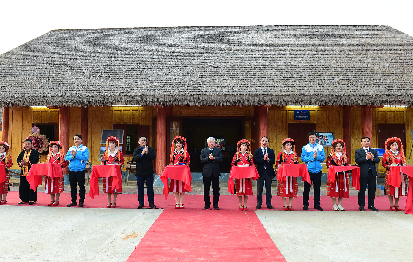 Lễ cắt băng khánh thành công trình nhà văn hóa cộng đồng dân tộc Pà Thẻn. Ảnh: Xuân Tùng Lễ cắt băng khánh thành công trình nhà văn hóa cộng đồng dân tộc Pà Thẻn. Ảnh: Xuân Tùng