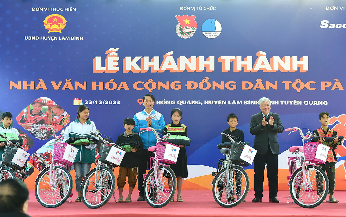 Chủ tịch Ủy ban T.Ư MTTQ Việt Nam Đỗ Văn Chiến và Bí thư thường trực T.Ư Đoàn, Chủ tịch T.Ư Hội LHTN Việt Nam Nguyễn Ngọc Lương tặng xe đạp cho học sinh dân tộc Pà Thẻn vượt khó. Ảnh: Xuân Tùng Chủ tịch Ủy ban T.Ư MTTQ Việt Nam Đỗ Văn Chiến và Bí thư thường trực T.Ư Đoàn, Chủ tịch T.Ư Hội LHTN Việt Nam Nguyễn Ngọc Lương tặng xe đạp cho học sinh dân tộc Pà Thẻn vượt khó. Ảnh: Xuân Tùng