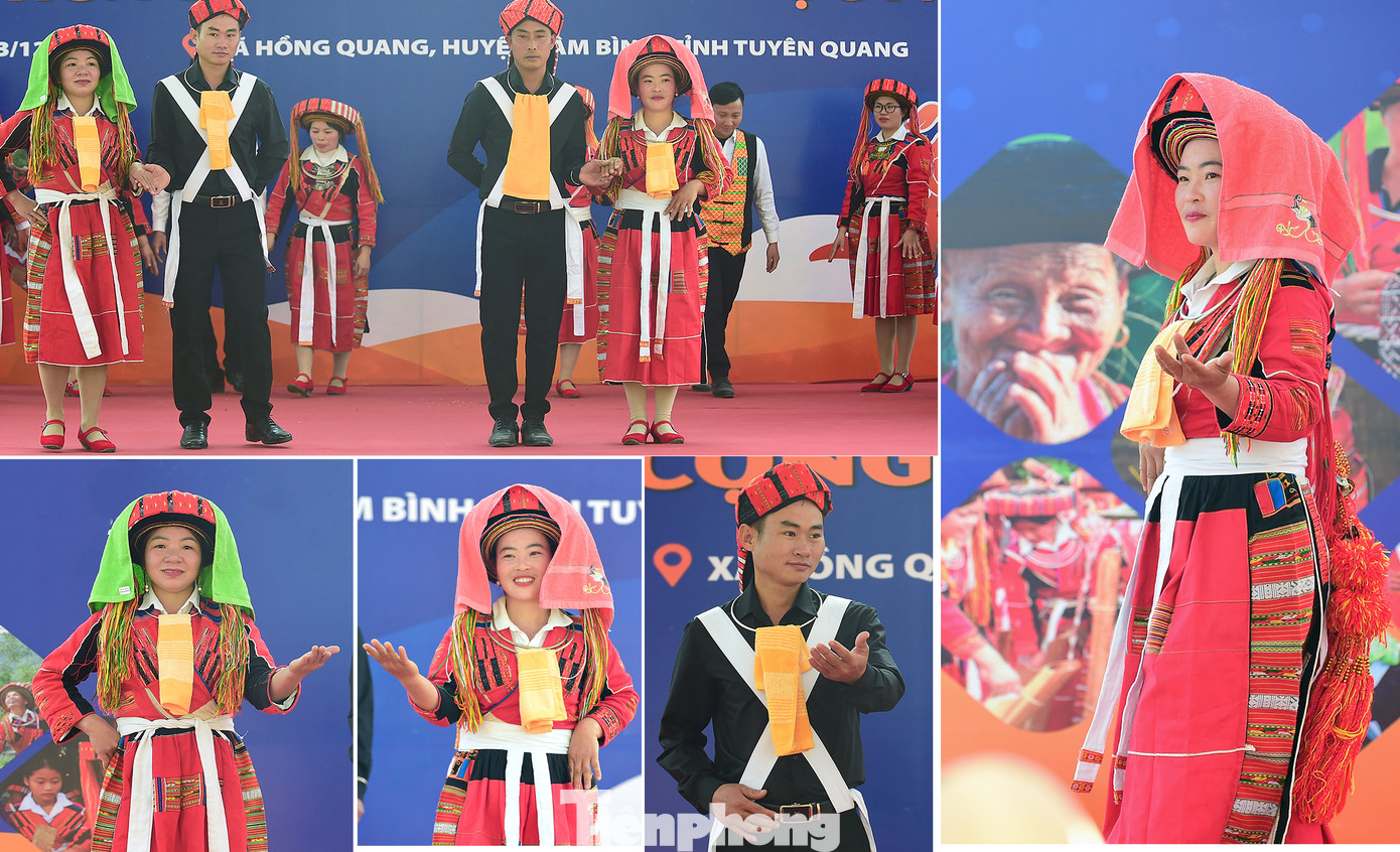 Trang phục của cô dâu và chú rể Pà Thẻn có thêm sự hiện diện của chiếc khăn đội đầu, đồ trang sức như vòng bạc.