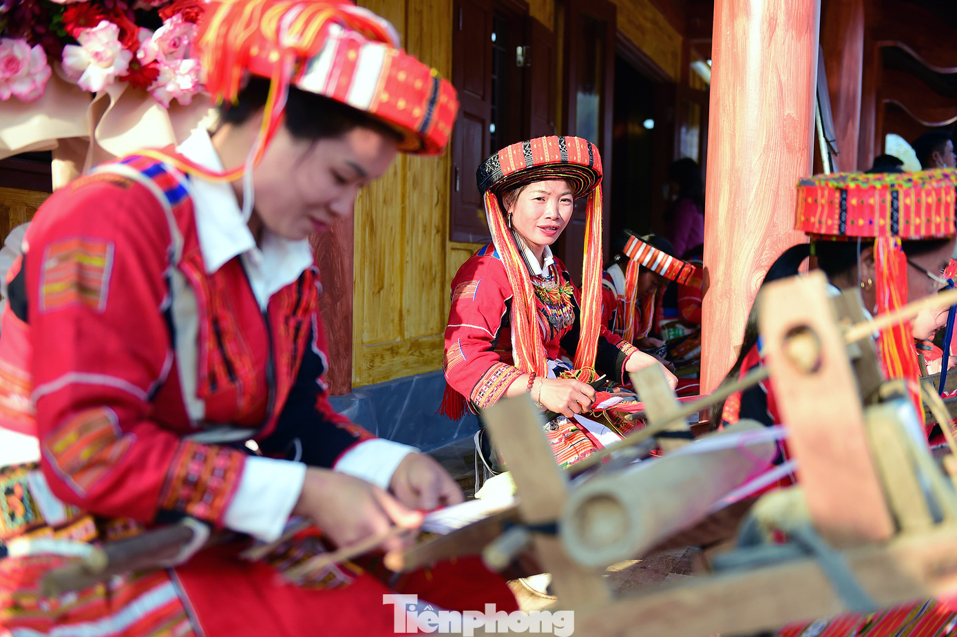 Dịp này, các cô gái Pà Thẻn thể hiện khả năng dệt vải và đường kim mũi chỉ trong ngày vui khánh thành Nhà văn hóa cộng đồng dân tộc Pà Thẻn.