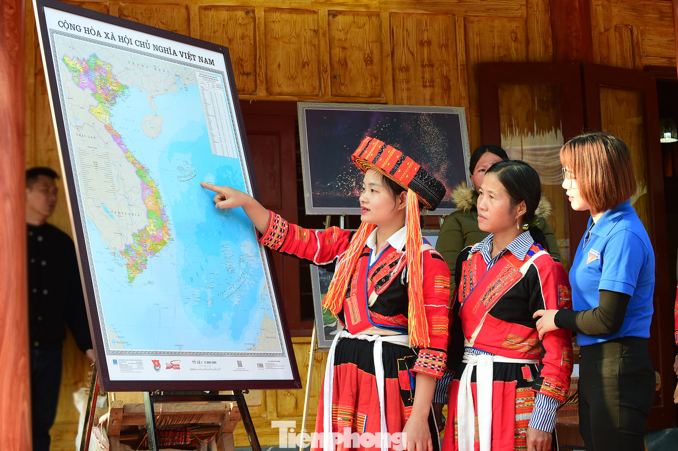 Cuộc vận động “Tự hào một dải non sông” được triển khai rộng khắp trên toàn quốc, ở tất cả các cấp bộ Đoàn, Hội, Đội trong và ngoài nước; đảm bảo thiết thực, hiệu quả. Thông qua việc sử dụng bản đồ Việt Nam tại các không gian học tập, làm việc và sinh hoạt cộng đồng của thanh thiếu nhi và người dân Việt Nam hình thành ý thức về chủ quyền quốc gia, dân tộc. Thông qua cuộc vận động nhằm tăng cường giáo dục lòng yêu nước, ý thức về chủ quyền quốc gia, dân tộc. Ảnh: Xuân Tùng