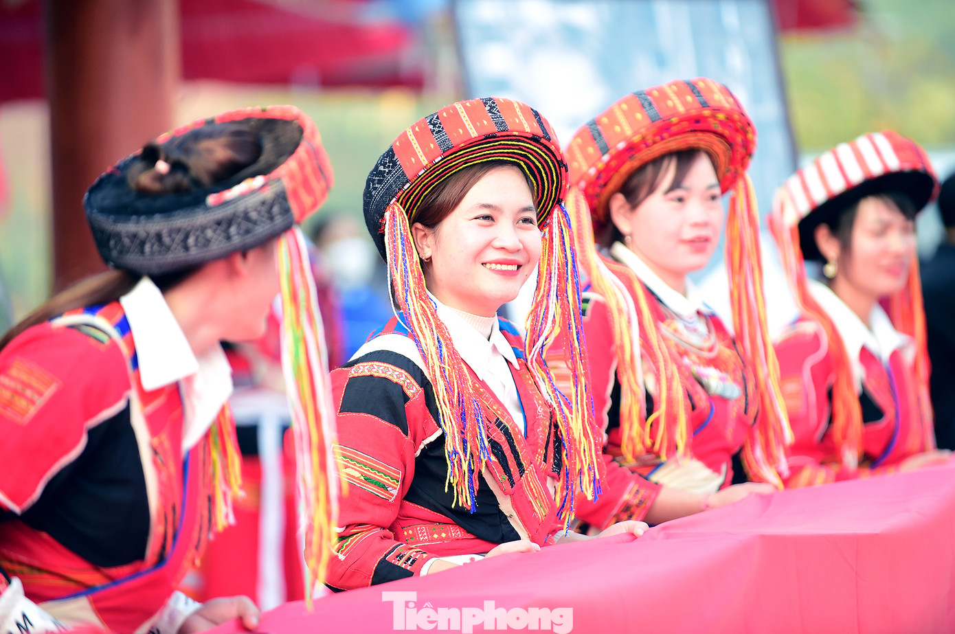 Trang phục phụ nữ Pà Thẻn được làm khá kỳ công với nhiều công đoạn từ dệt vải, nhuộm, khâu tay, sau đó thêu trang trí họa tiết. Những thành phần cơ bản của bộ trang phục gồm váy, áo, khăn đội đầu xếp nhiều lớp, thắt lưng. Màu sắc chủ đạo của trang phục là đỏ, đen và trắng.