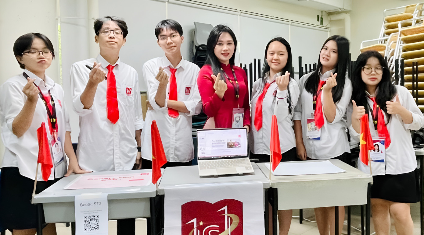 Khánh Chi (thứ ba từ phải sang) cùng nhóm nghiên cứu và giáo viên tại trường National Junior College. Khánh Chi (thứ ba từ phải sang) cùng nhóm nghiên cứu và giáo viên tại trường National Junior College.