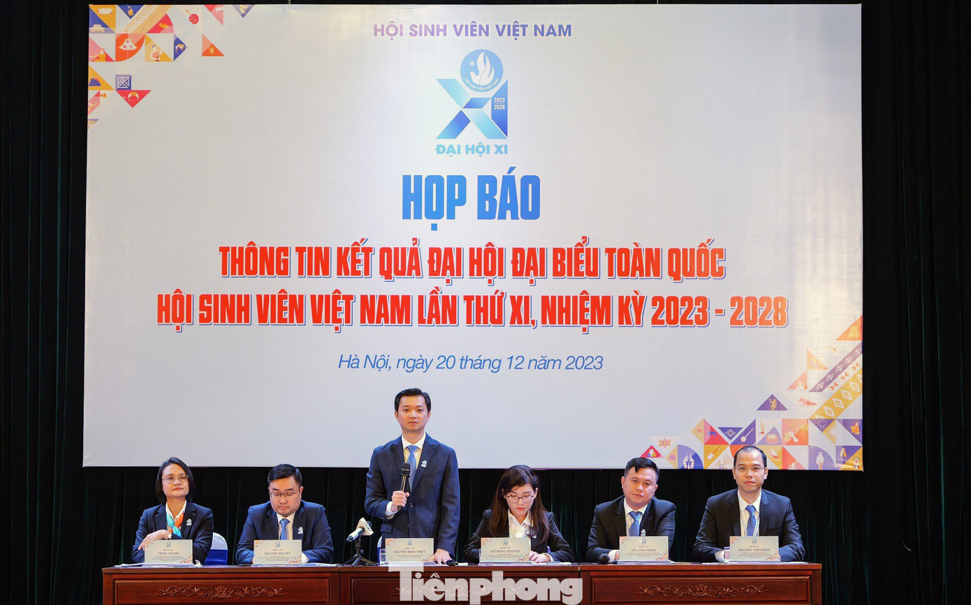 Thường trực T.Ư Hội Sinh viên Việt Nam khóa XI trao đổi tại chương trình.