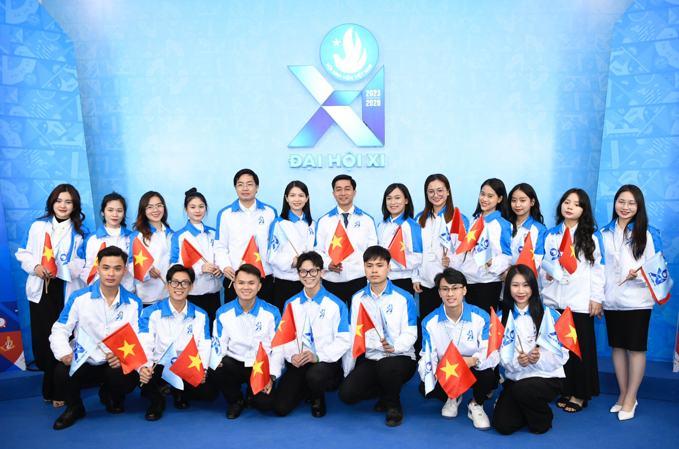 Các đại biểu chụp ảnh tại không gian triển lãm. Ảnh: Như Ý - Trọng Tài