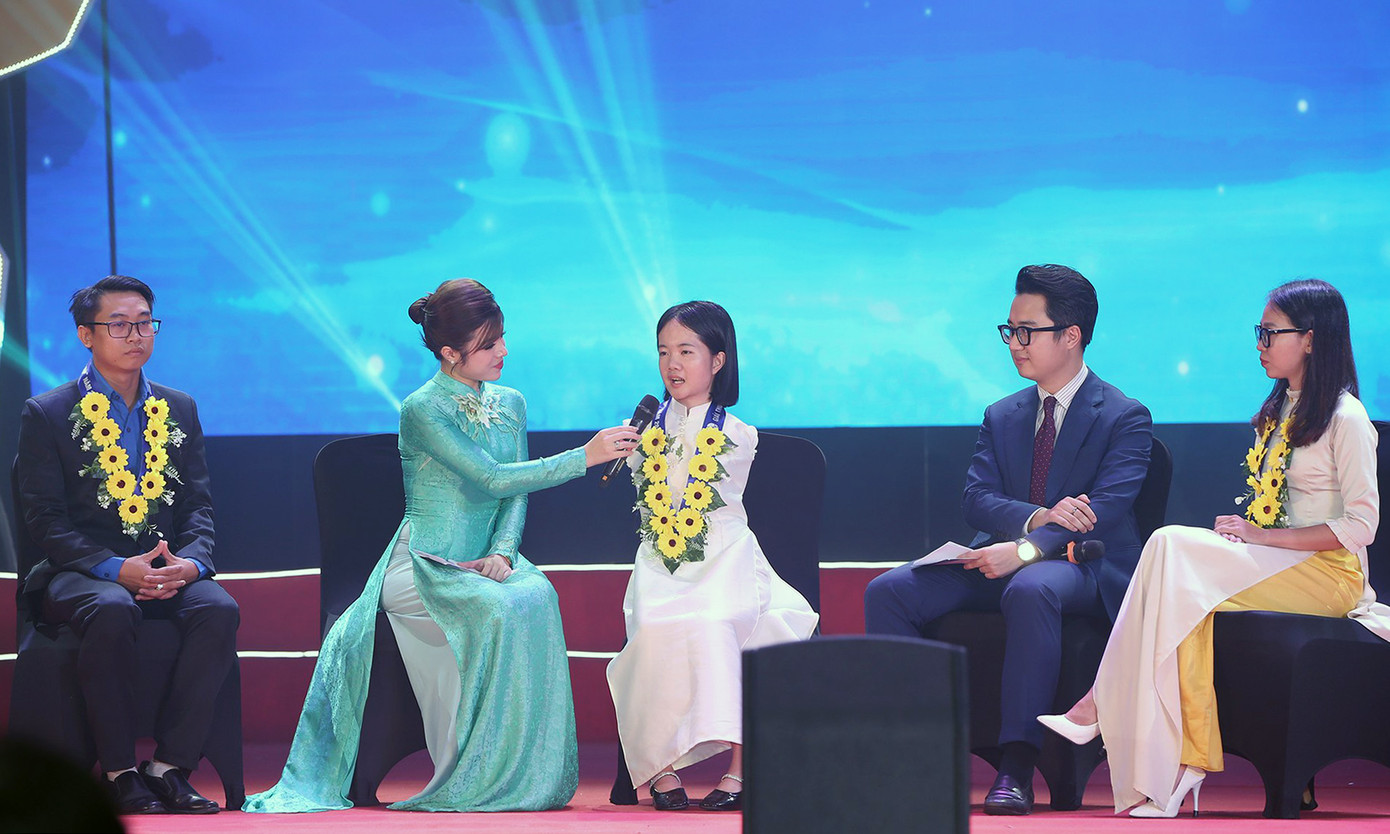 Chương trình diễn ra phần giao lưu với các gương thanh niên sống đẹp. Ảnh: Lâm Đăng Hải