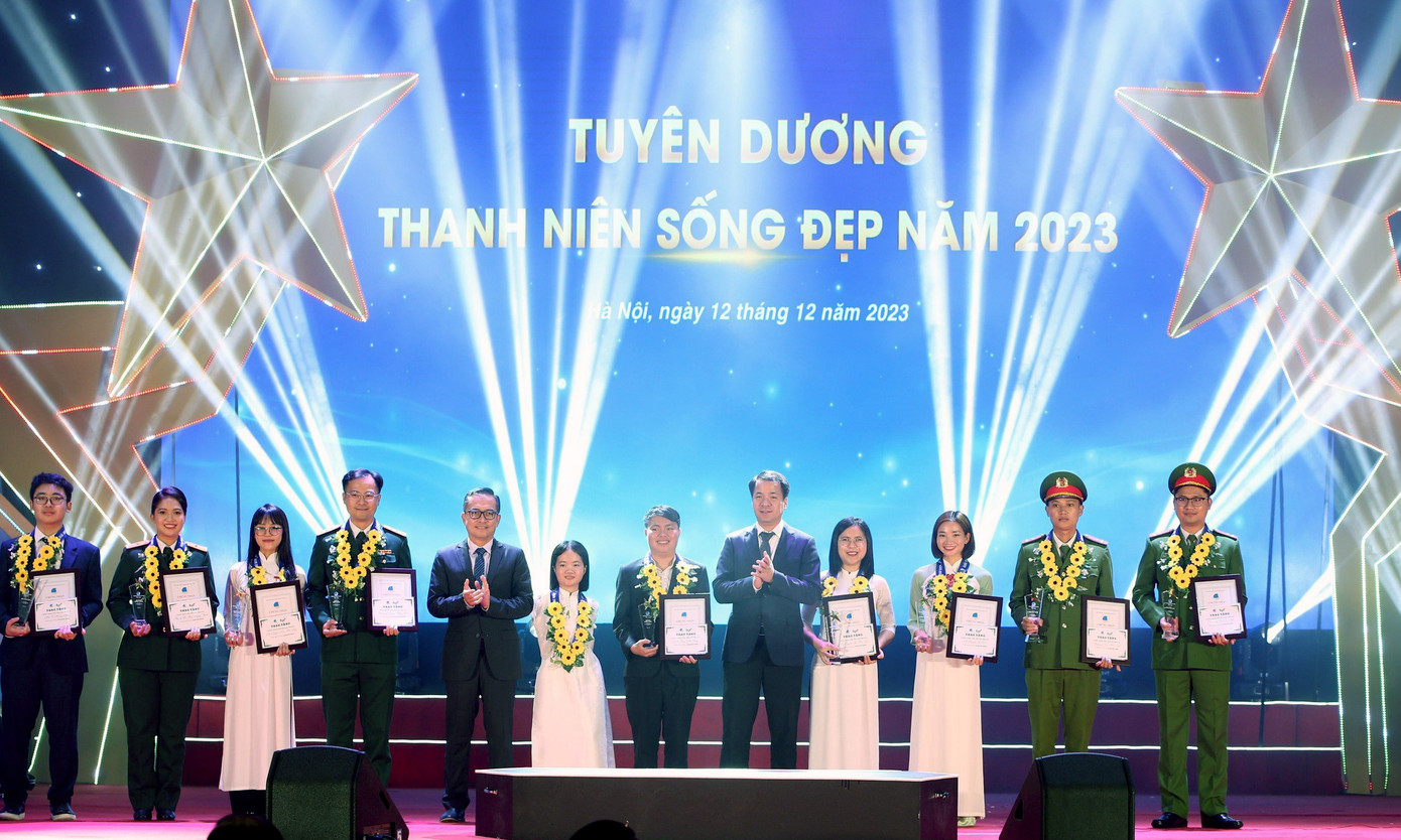 Bí thư T.Ư Đoàn Ngô Văn Cương và Tổng Giám đốc công ty TCP Việt Nam Nguyễn Thanh Huân trao giải thưởng cho các gương. Ảnh: Lâm Đăng Hải