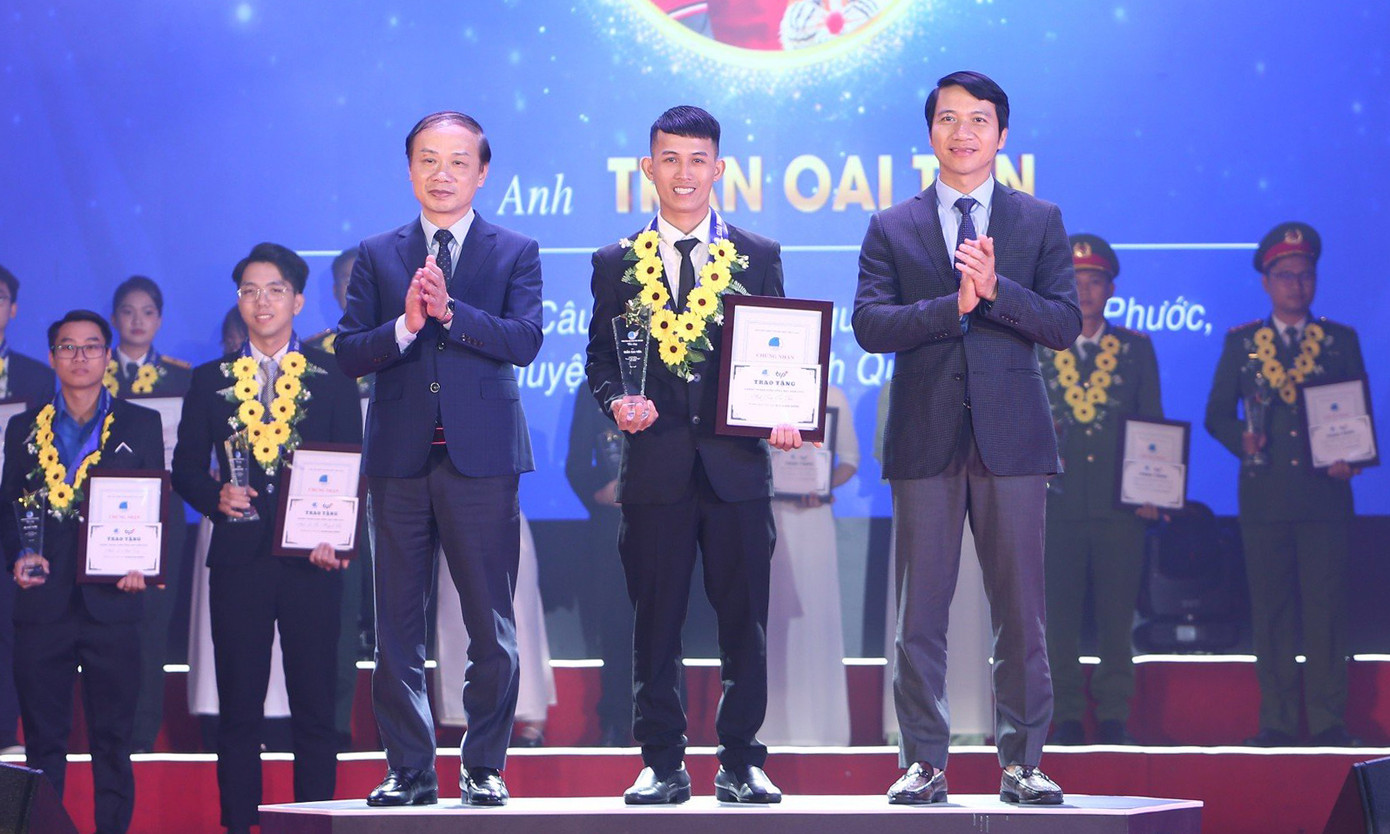 Phó trưởng Ban thường trực Ban Dân vận T.Ư Phạm Tất Thắng và Bí thư thường trực T.Ư Đoàn, Chủ tịch T.Ư Hội LHTN Việt Nam Nguyễn Ngọc Lương trao giải thưởng &quot;Thanh niên sống đẹp&quot;. Ảnh: Lâm Đăng Hải