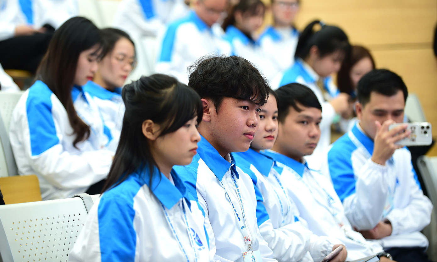 Các đại biểu tham dự tổ thảo luận chủ đề về sinh viên tình nguyện. Ảnh: Xuân Tùng