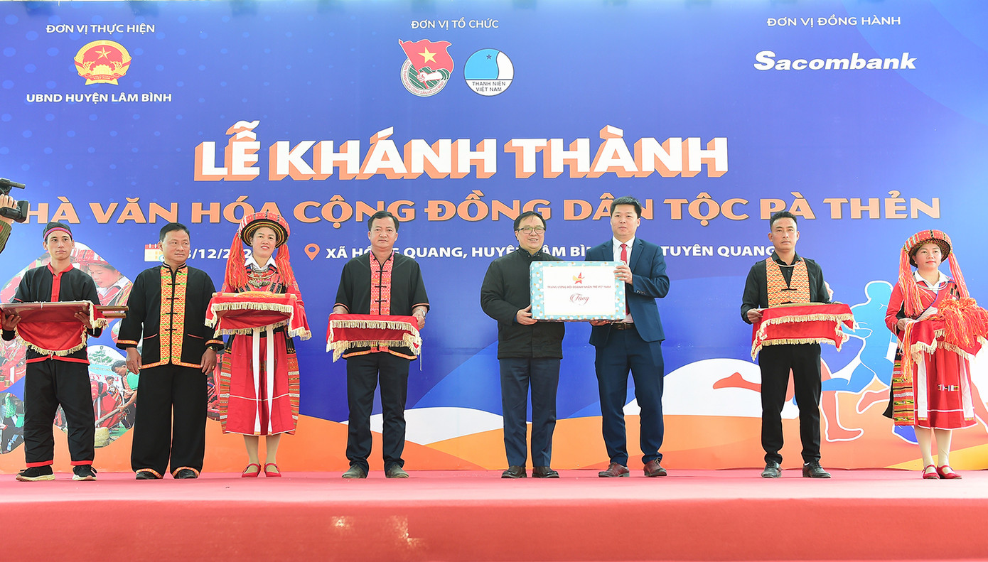 Chủ tịch danh dự Hội Doanh nhân trẻ Việt Nam Hoàng Bình Quân tặng bộ máy tính tới cộng đồng Pà Thẻn. Ảnh: Xuân Tùng Chủ tịch danh dự Hội Doanh nhân trẻ Việt Nam Hoàng Bình Quân tặng bộ máy tính tới cộng đồng Pà Thẻn. Ảnh: Xuân Tùng