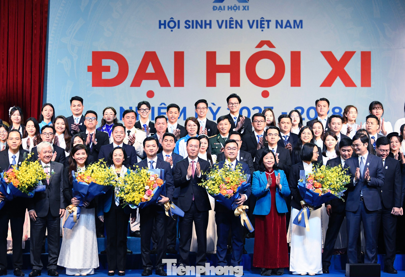 Chủ tịch nước Võ Văn Thưởng và lãnh đạo Đảng, Nhà nước tặng hoa chúc mừng Ban Chấp hành T.Ư Hội Sinh viên Việt Nam khóa XI. Ảnh: Như Ý