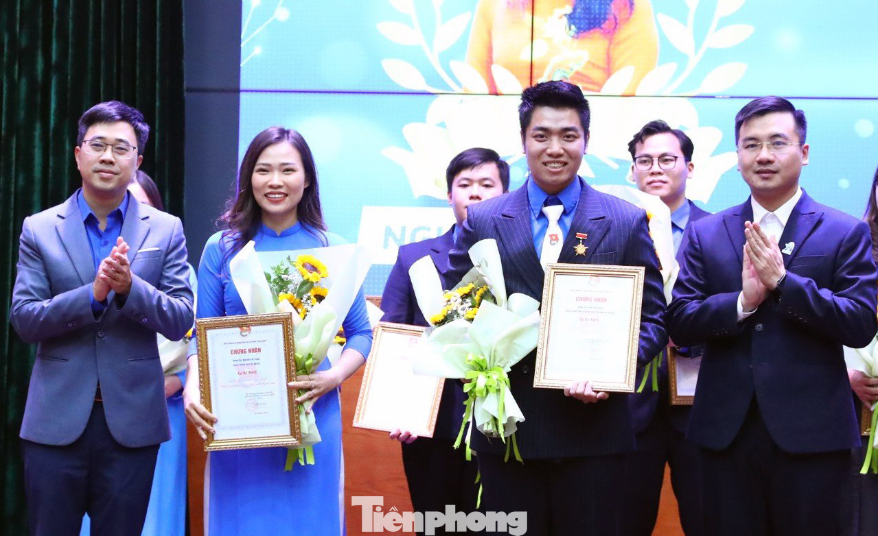 Phó Trưởng Ban Tuyên giáo Trung ương Đoàn Nguyễn Nhất Linh và Bí thư Đoàn Khối các cơ quan Trung ương Bùi Hoàng Tùng trao giải Nhì cho hai thí sinh. Ảnh: CTV Phó Trưởng Ban Tuyên giáo Trung ương Đoàn Nguyễn Nhất Linh và Bí thư Đoàn Khối các cơ quan Trung ương Bùi Hoàng Tùng trao giải Nhì cho hai thí sinh. Ảnh: CTV