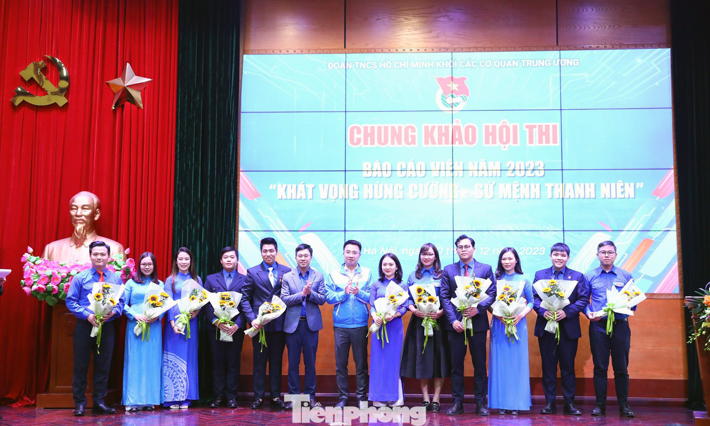 Anh Nguyễn Tường Lâm và anh Bùi Hoàng Tùng tặng hoa 11 báo cáo viên tham gia chung khảo hội thi. Ảnh: CTV Anh Nguyễn Tường Lâm và anh Bùi Hoàng Tùng tặng hoa 11 báo cáo viên tham gia chung khảo hội thi. Ảnh: CTV