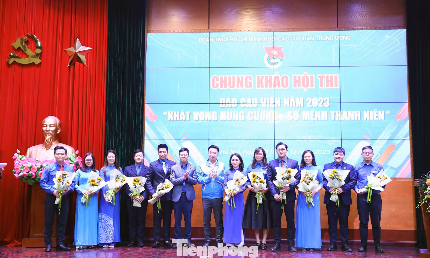 Anh Nguyễn Tường Lâm và anh Bùi Hoàng Tùng tặng hoa 11 báo cáo viên tham gia chung khảo hội thi. Ảnh: CTV