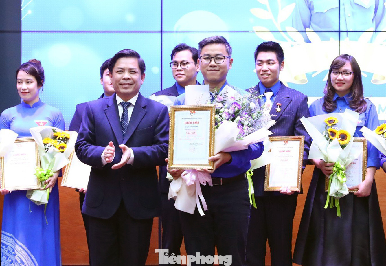 Bí thư Đảng ủy Khối các cơ quan T.Ư Nguyễn Văn Thể trao giải Nhất cho anh Trần Hữu Duy Minh. Ảnh: CTV Bí thư Đảng ủy Khối các cơ quan T.Ư Nguyễn Văn Thể trao giải Nhất cho anh Trần Hữu Duy Minh. Ảnh: CTV