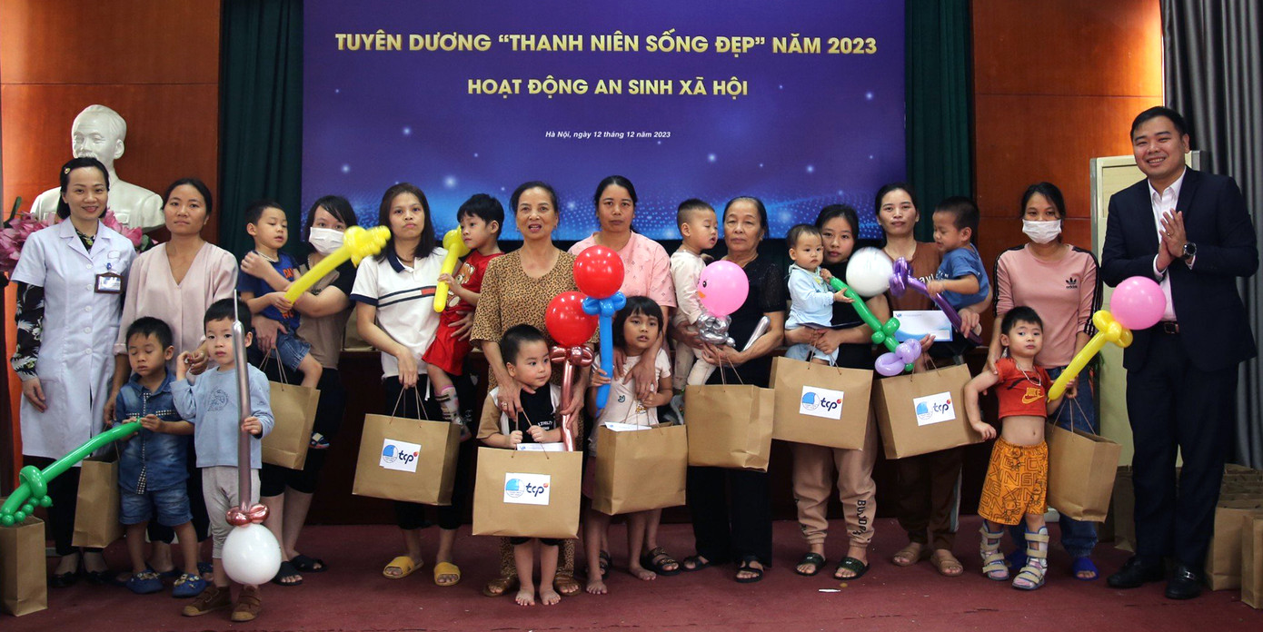 Anh Nguyễn Xuân Hiếu trao tặng quà cho các em nhỏ trong chương trình. Ảnh: BTC