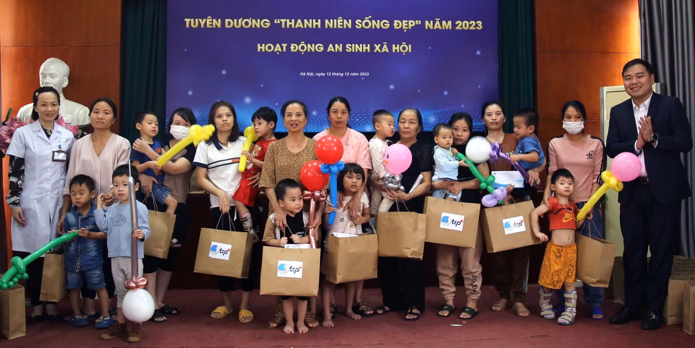 Anh Nguyễn Xuân Hiếu trao tặng quà cho các em nhỏ trong chương trình. Ảnh: BTC