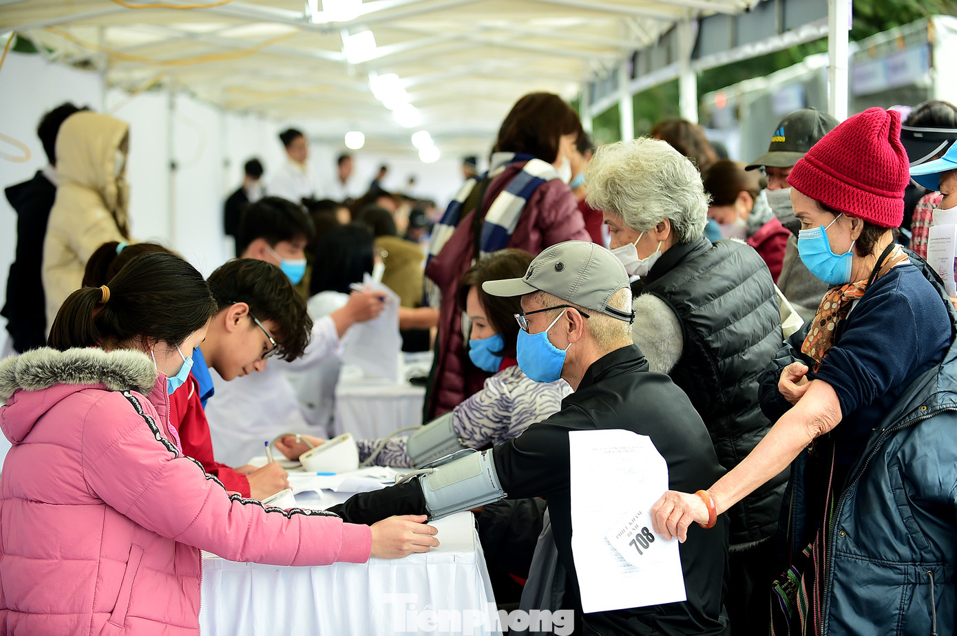 Người dân tham gia khám sàng lọc các bệnh lý về phổi tại chương trình. Ảnh: Xuân Tùng