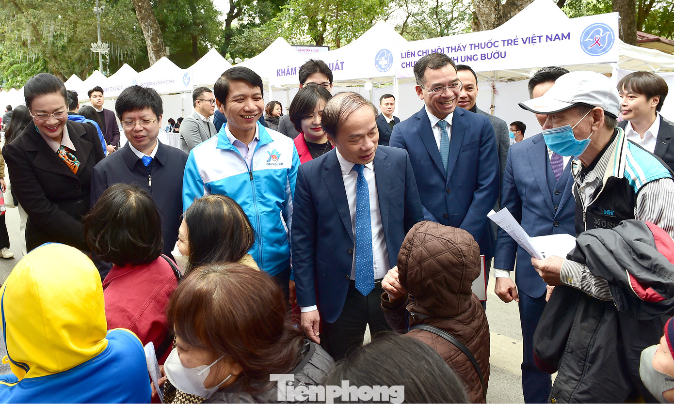 Các đại biểu tham dự chương trình thăm hỏi người dân tham gia hoạt động khám sàng lọc bệnh lý về phổi. Ảnh: Xuân Tùng