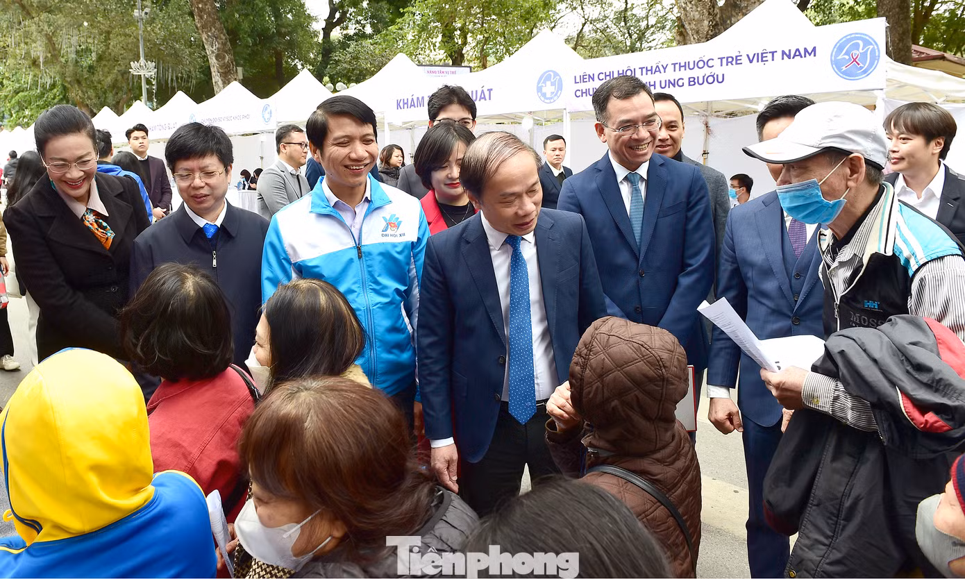 Các đại biểu tham dự chương trình thăm hỏi người dân tham gia hoạt động khám sàng lọc bệnh lý về phổi. Ảnh: Xuân Tùng