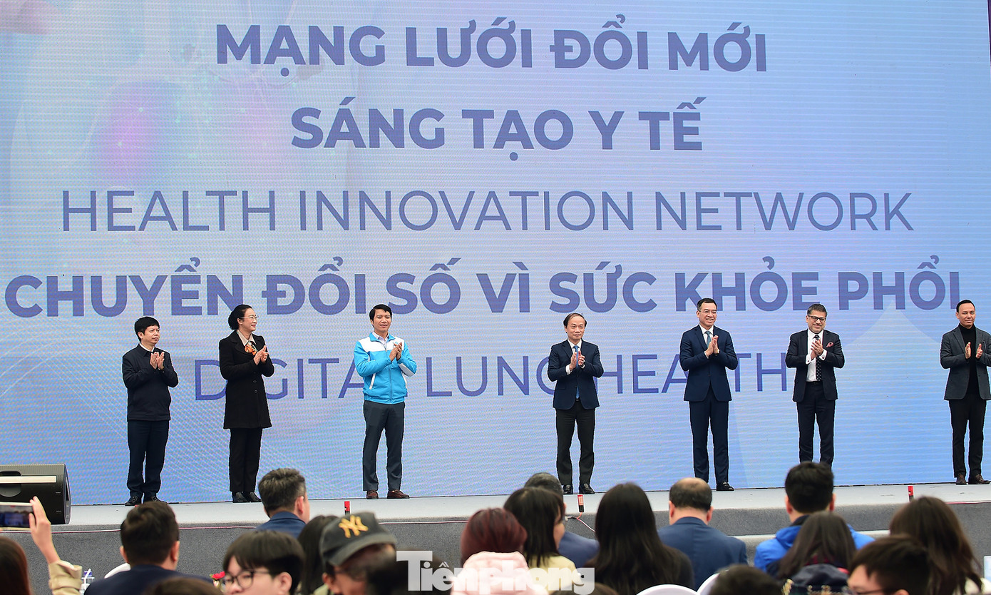 Phó Trưởng ban thường trực Ban Dân vận T.Ư Phạm Tất Thắng, Bí thư thường T.Ư Đoàn Nguyễn Ngọc Lương và các đại biểu thực hiện nghi thức khởi động chương trình. Ảnh: Xuân Tùng