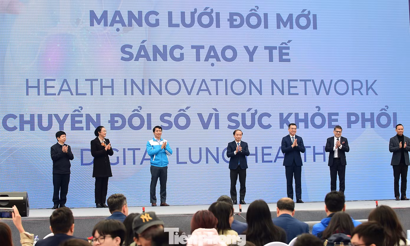 Phó Trưởng ban thường trực Ban Dân vận T.Ư Phạm Tất Thắng, Bí thư thường T.Ư Đoàn Nguyễn Ngọc Lương và các đại biểu thực hiện nghi thức khởi động chương trình. Ảnh: Xuân Tùng