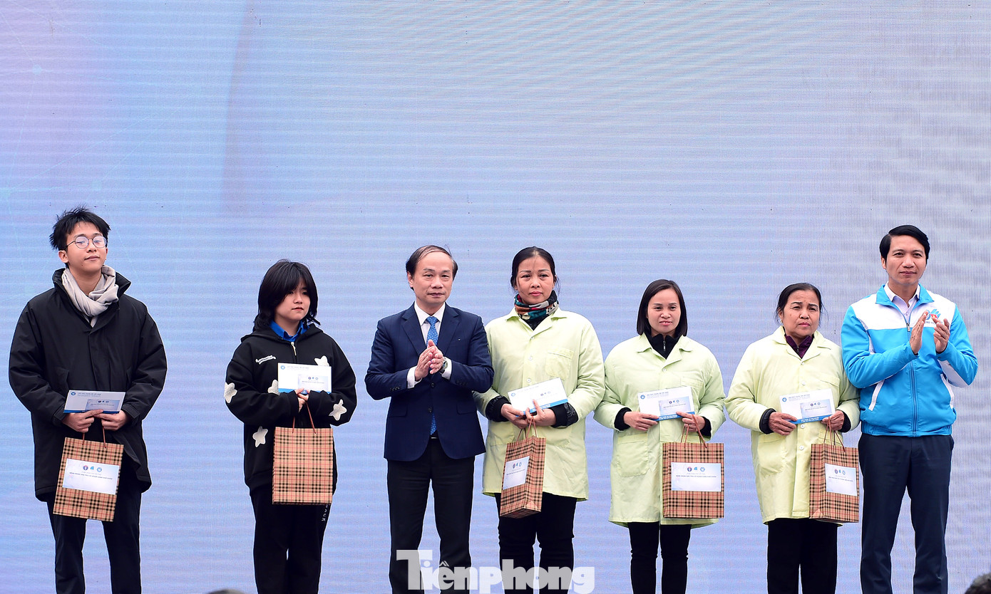 Phó Trưởng ban thường trực Ban Dân vận T.Ư Phạm Tất Thắng, Bí thư thường T.Ư Đoàn Nguyễn Ngọc Lương tặng quà 5 gia đình bệnh nhân ung thư có hoàn cảnh khó khăn. Ảnh: Xuân Tùng