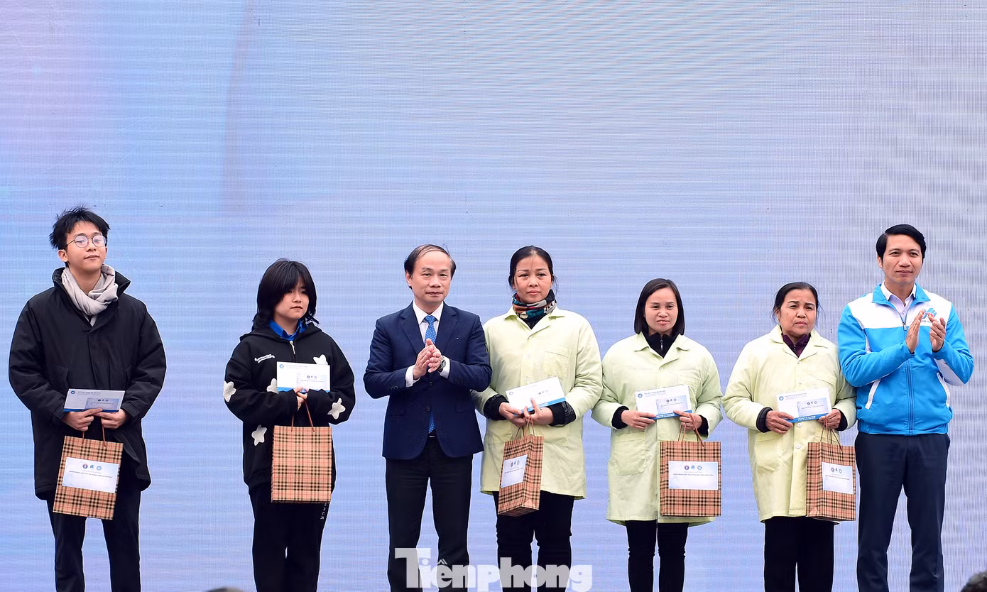 Phó Trưởng ban thường trực Ban Dân vận T.Ư Phạm Tất Thắng, Bí thư thường T.Ư Đoàn Nguyễn Ngọc Lương tặng quà 5 gia đình bệnh nhân ung thư có hoàn cảnh khó khăn. Ảnh: Xuân Tùng