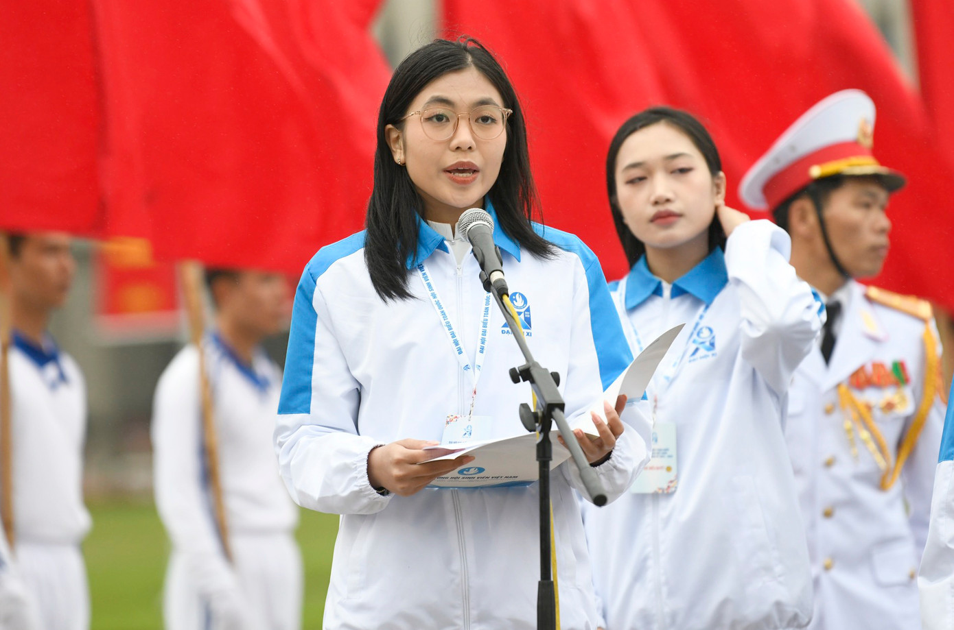 Đại biểu Nguyễn Minh Uyên báo công dâng Bác. Ảnh: Như Ý