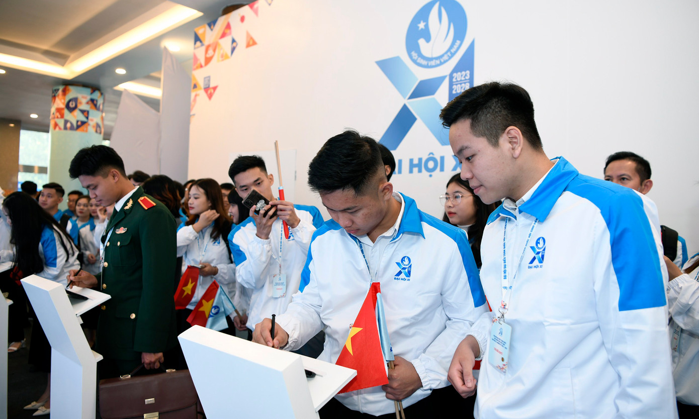 Các đại biểu gửi thông điệp tới Đại hội XI. Ảnh: Như Ý - Trọng Tài - Xuân Tùng