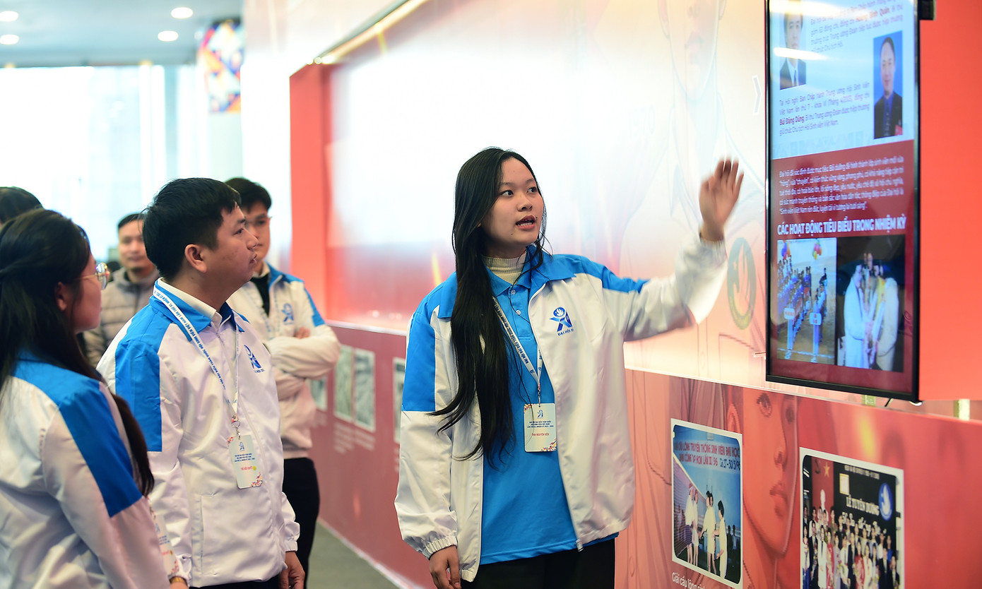 Bức tường lịch sử mang đến góc nhìn bao quát về hành trình phát triển của Phong trào học sinh, sinh viên và Hội Sinh viên Việt Nam. Ảnh: Xuân Tùng