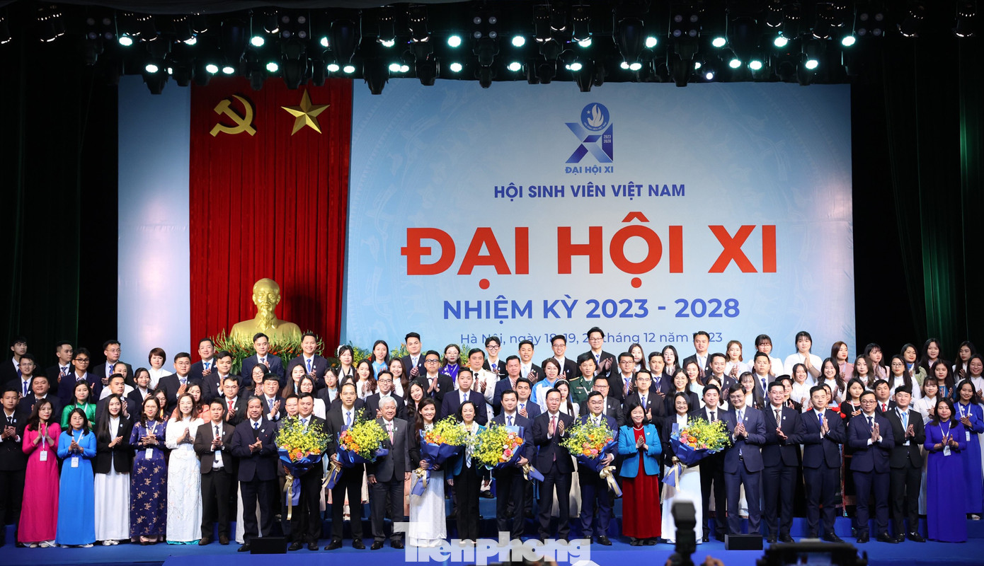 Chủ tịch nước Võ Văn Thưởng và lãnh đạo Đảng, Nhà nước, Mặt trận Tổ quốc Việt Nam, T.Ư Đoàn tặng hoa chúc mừng Ban Chấp hành T.Ư Hội Sinh viên Việt Nam khóa XI. Ảnh: Trọng Tài