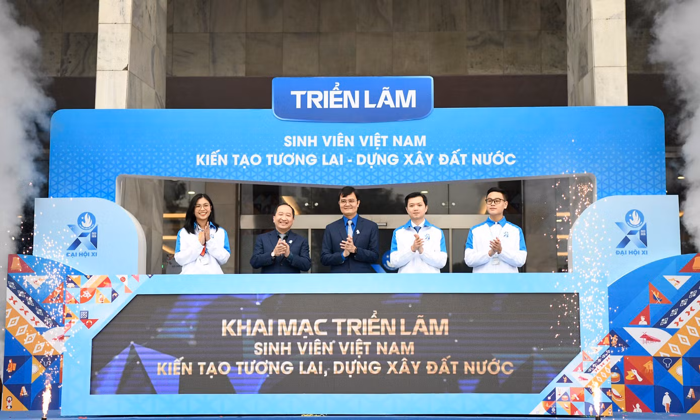 Vụ trưởng Vụ Đoàn thể nhân dân Ban Dân vận Trung ương Vy Tư Liệu và Bí thư thứ nhất Trung ương Đoàn Bùi Quang Huy; Bí thư Trung ương Đoàn, Chủ tịch Trung ương Hội Sinh viên Việt Nam khóa X Nguyễn Minh Triết; cùng các đại biểu thực hiện nghi thức khai mạc triển lãm. Ảnh: Như Ý Vụ trưởng Vụ Đoàn thể nhân dân Ban Dân vận Trung ương Vy Tư Liệu và Bí thư thứ nhất Trung ương Đoàn Bùi Quang Huy; Bí thư Trung ương Đoàn, Chủ tịch Trung ương Hội Sinh viên Việt Nam khóa X Nguyễn Minh Triết; cùng các đại biểu thực hiện nghi thức khai mạc triển lãm. Ảnh: Như Ý