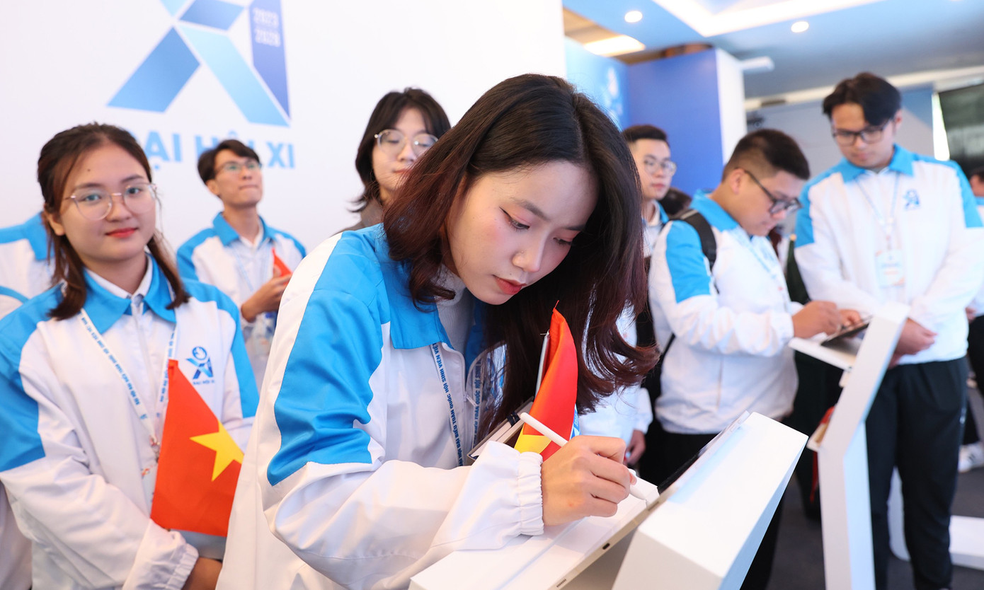 Các đại biểu gửi thông điệp tới Đại hội XI. Ảnh: Như Ý - Trọng Tài - Xuân Tùng