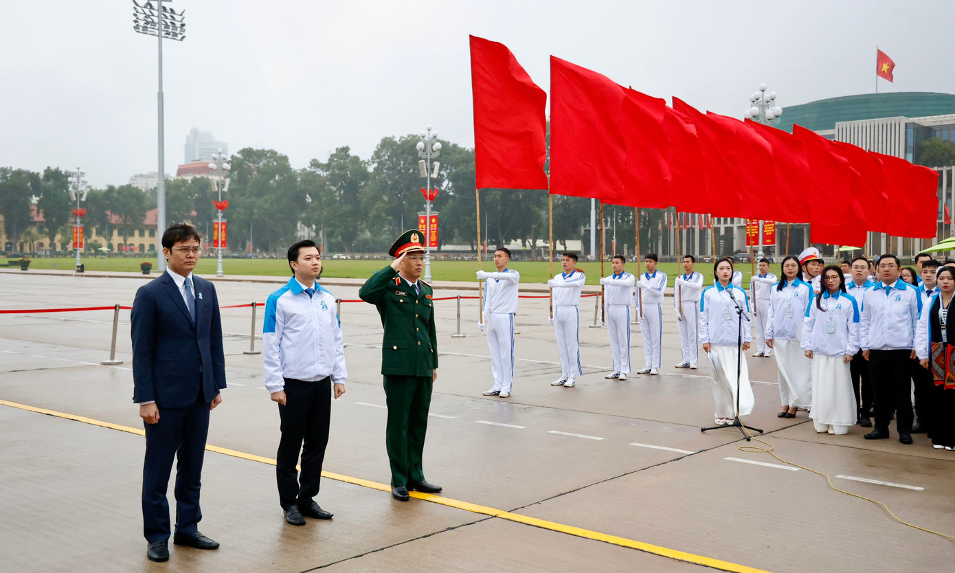 Các đại biểu thực hiện nghi thức chào cờ tại lễ báo công dâng Bác. Ảnh: Như Ý