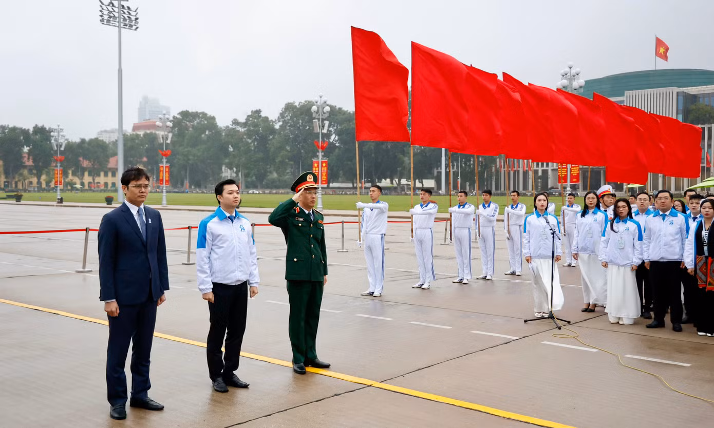 Các đại biểu thực hiện nghi thức chào cờ tại lễ báo công dâng Bác. Ảnh: Như Ý Các đại biểu thực hiện nghi thức chào cờ tại lễ báo công dâng Bác. Ảnh: Như Ý