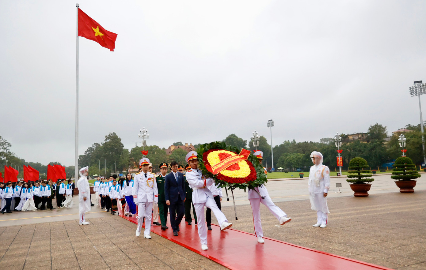 Đoàn đại biểu Đại hội toàn quốc Hội Sinh viên Việt Nam lần thứ XI dâng hoa, vào lăng viếng Chủ tịch Hồ Chí Minh. Ảnh: Như Ý