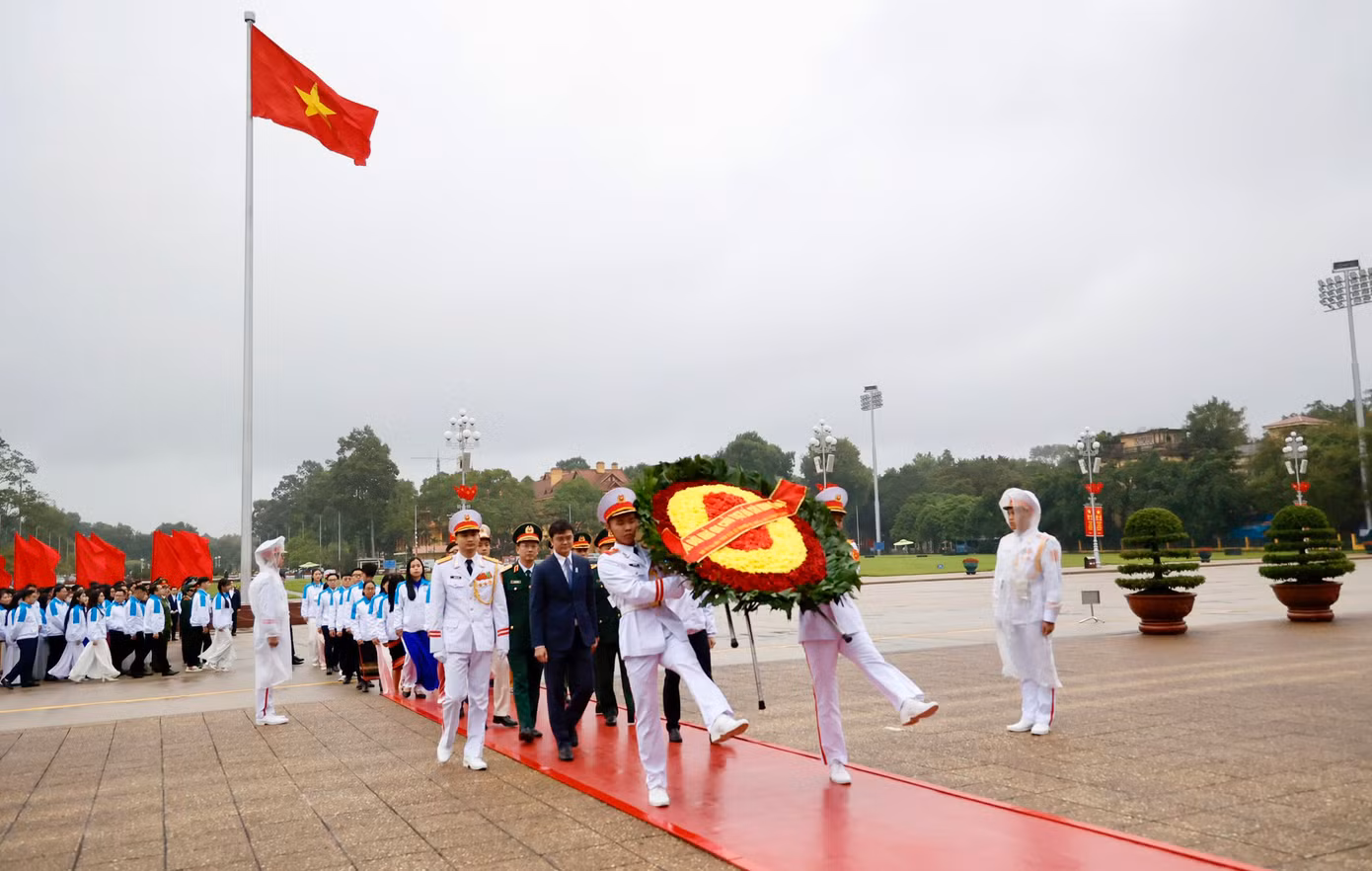 Đoàn đại biểu Đại hội toàn quốc Hội Sinh viên Việt Nam lần thứ XI dâng hoa, vào lăng viếng Chủ tịch Hồ Chí Minh. Ảnh: Như Ý Đoàn đại biểu Đại hội toàn quốc Hội Sinh viên Việt Nam lần thứ XI dâng hoa, vào lăng viếng Chủ tịch Hồ Chí Minh. Ảnh: Như Ý
