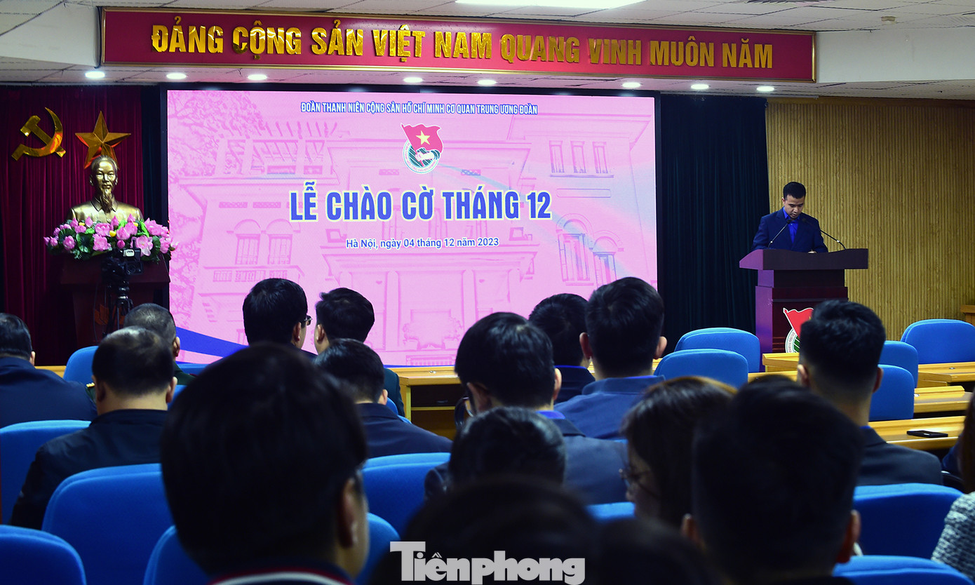 Lãnh đạo Đảng ủy, Công đoàn, Đoàn Thanh niên, Hội cựu chiến binh và lãnh đạo, chuyên viên các ban cơ quan T.Ư Đoàn tham dự lễ chào cờ tháng 12. Ảnh: Xuân Tùng