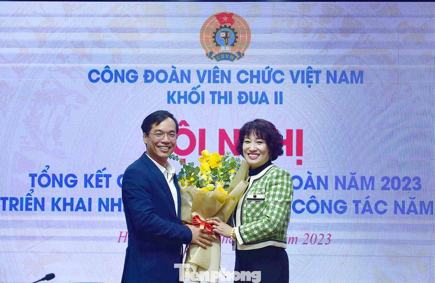 Dịp này, Công đoàn cơ quan T.Ư Đoàn đã chuyển giao nhiệm vụ Trưởng Khối thi đua II đối với Công đoàn cơ quan Ủy ban T.Ư MTTQ Việt Nam. Ảnh: Xuân Tùng Dịp này, Công đoàn cơ quan T.Ư Đoàn đã chuyển giao nhiệm vụ Trưởng Khối thi đua II đối với Công đoàn cơ quan Ủy ban T.Ư MTTQ Việt Nam. Ảnh: Xuân Tùng
