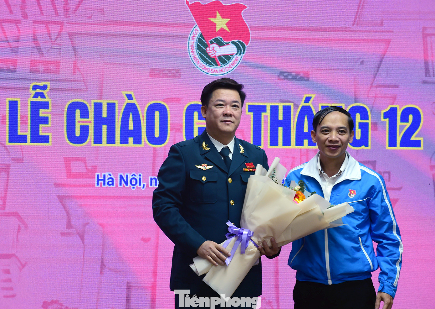 Dịp này, T.Ư Đoàn tặng hoa chúc mừng dịp kỷ niệm 79 năm Ngày thành lập Quân đội nhân dân Việt Nam, 34 năm Ngày hội Quốc phòng toàn dân. Trong ảnh, anh Nguyễn Thanh Tùng tặng hoa đến Chủ tịch Hội cựu Chiến binh cơ quan T.Ư Đoàn Hoàng Minh Tuấn - Phó Giám đốc Học viện Thanh thiếu niên Việt Nam. Ảnh: Xuân Tùng