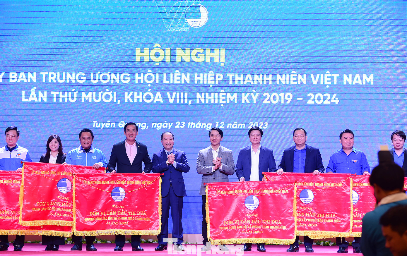 Vụ trưởng Vụ Đoàn thể nhân dân Ban Dân vận Trung ương Vy Tư Liệu và Bí thư thường trực T.Ư Đoàn, Chủ tịch T.Ư Hội LHTN Việt Nam Nguyễn Ngọc Lương tặng cờ thi đua cho các đơn vị xuất sắc. Ảnh: Xuân Tùng Vụ trưởng Vụ Đoàn thể nhân dân Ban Dân vận Trung ương Vy Tư Liệu và Bí thư thường trực T.Ư Đoàn, Chủ tịch T.Ư Hội LHTN Việt Nam Nguyễn Ngọc Lương tặng cờ thi đua cho các đơn vị xuất sắc. Ảnh: Xuân Tùng