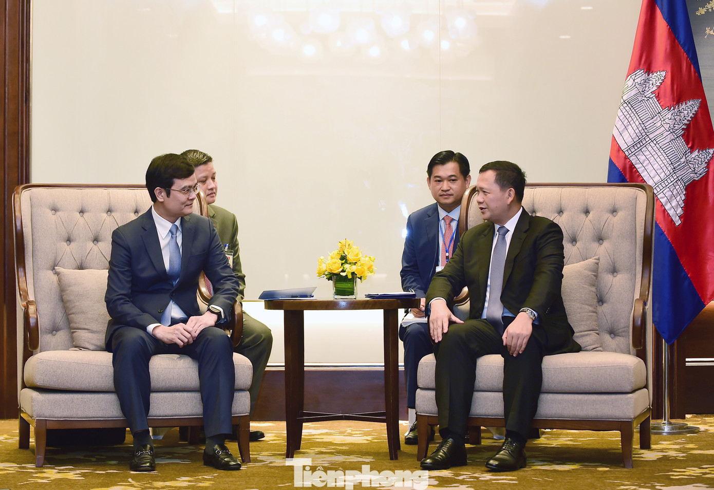 Bí thư thứ nhất T.Ư Đoàn Bùi Quang Huy và Thủ tướng Campuchia Hun Manet trao đổi tại buổi gặp. Ảnh: Xuân Tùng