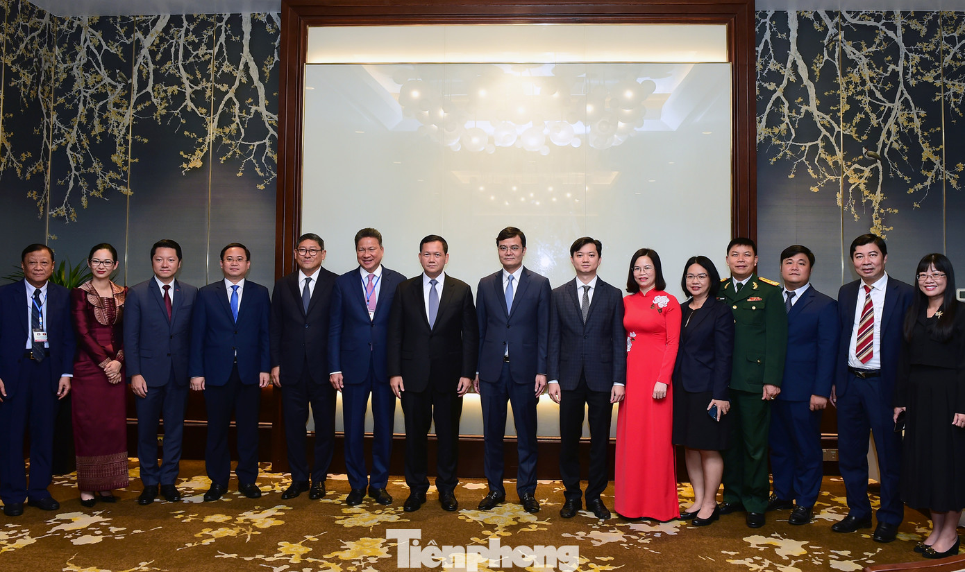 Bí thư thứ nhất T.Ư Đoàn Bùi Quang Huy và Thủ tướng Campuchia Hun Manet, cùng đại biểu hai bên chụp ảnh lưu niệm. Ảnh: Xuân Tùng